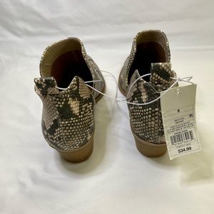 NWT Universal Thread snakeskin booties never worn! Size 9.